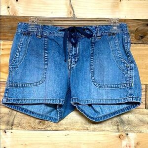 Union Bay size 5 Blue Denim Mid-rise 3” Inseam Shorts with Button Back Pockets